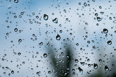 窗外的绿色自然背景下的雨滴