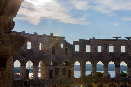普拉竞技场是露天剧场位于普拉，克罗地亚的名称。竞技场是唯一剩余的罗马露天剧场，有四个边塔和与所有三罗马建筑订单完全保留