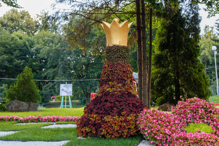 美丽的花卉雕塑和象棋作品特写