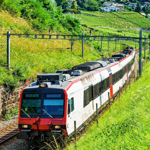 瑞士拉沃葡萄园梯田瑞士在运行火车