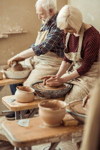 祖母和祖父制作陶器在车间图片