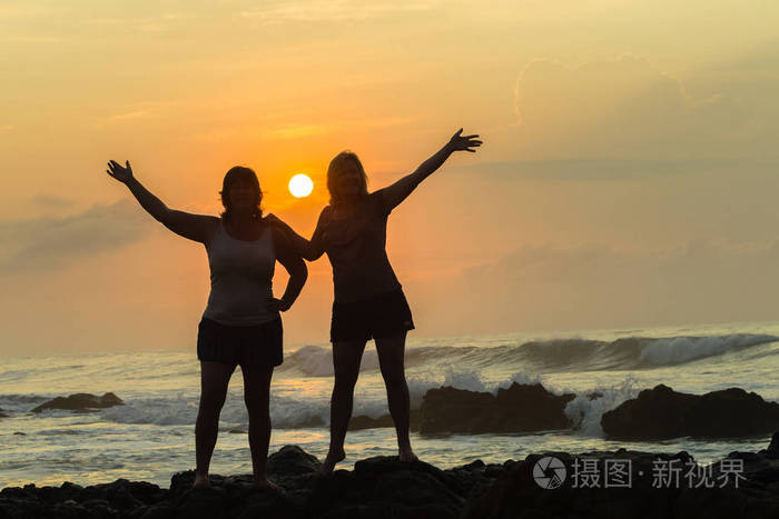 妇女映衬节日表达式日出海洋