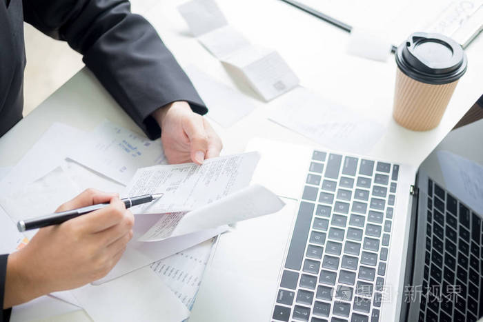 商业女会计或银行家做计算账单.