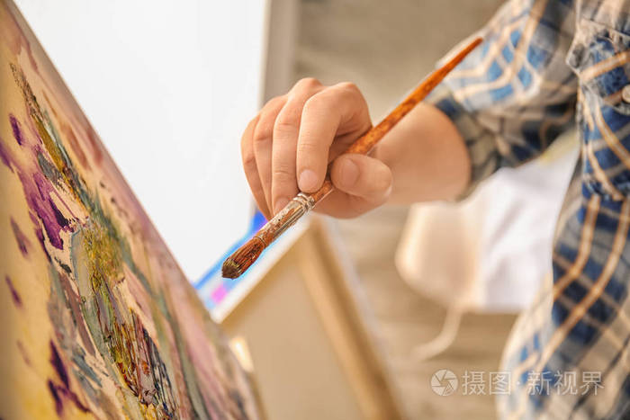 男画家绘画在车间, 特写