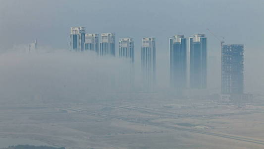 阿布扎比的 Reem 岛上的摩天大楼 timelapse。从 Al Reem 岛的空中 citiscape 大雾中醒来