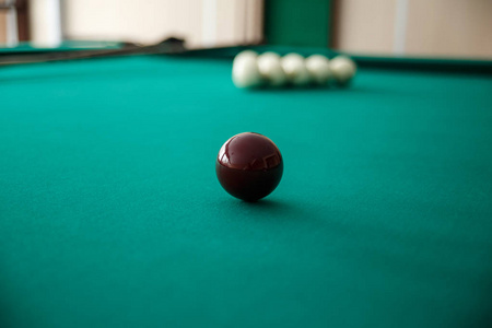 桌上的俄罗斯台球的球杆。白色台球球的背景。绿布。选择性聚焦