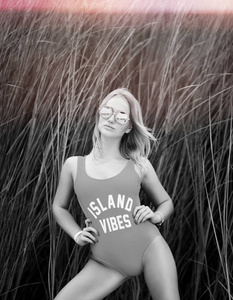 年轻美丽的金发女孩摆在热带森林度假村的身体背心和圆形 sunglasse