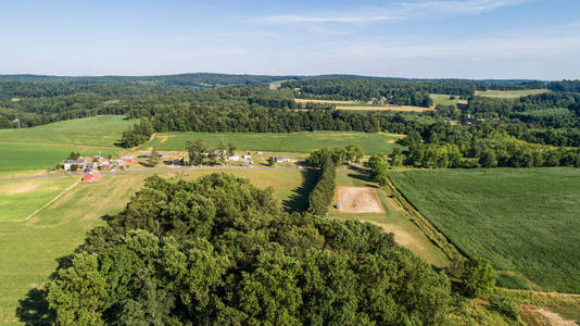 宾夕法尼亚州的乡村格伦岩石周围的农田天线