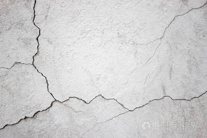 开裂的混凝土墙覆盖着灰色的水泥纹理作为高建群
