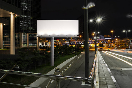 夜间道路和隧道附近的空白照明广告牌。3d 渲染