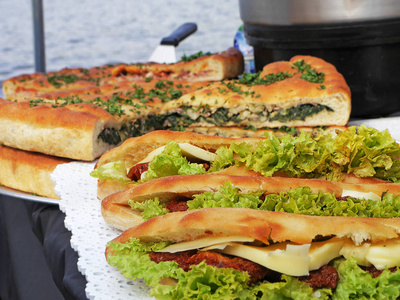 从新鲜的法式面包火腿和奶酪沙拉潜水艇三明治