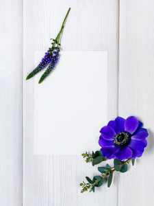 蓝色的花，白色的床单上木制背景