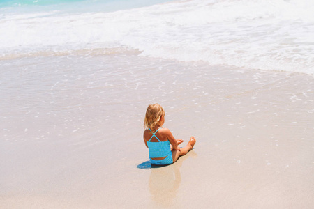 小女孩在海滩玩水