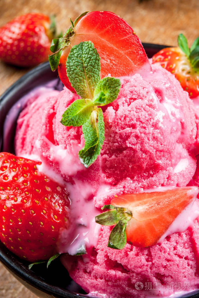 粉色草莓冰淇淋