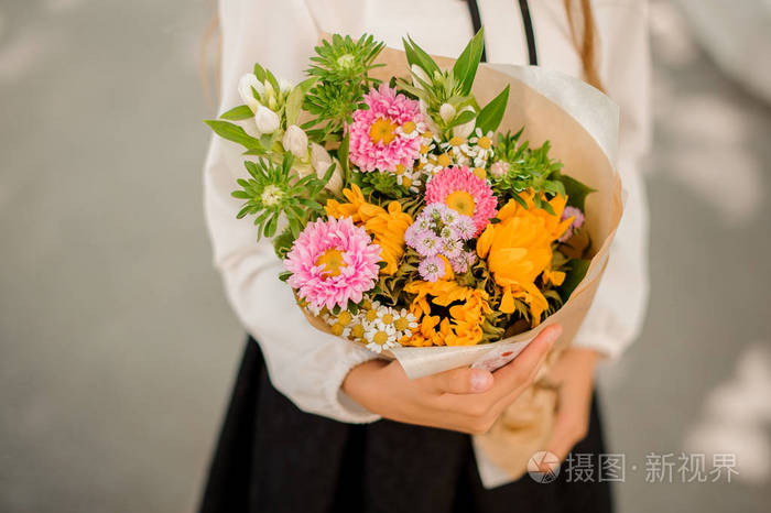 女生捧着一大束花图片图片