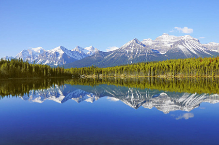 在加拿大落基山脉的赫伯特湖的清晨景色。班夫国家公园。艾伯塔省。加拿大
