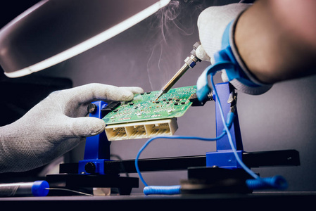 线路板焊锡电子设备,焊接和线路板维修的密切看法照片