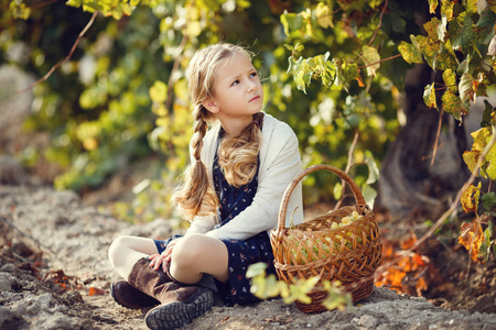 与葡萄在户外的小女孩。系列秋天普罗旺斯乡村