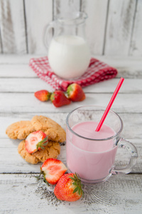 牛奶 草莓和饼干