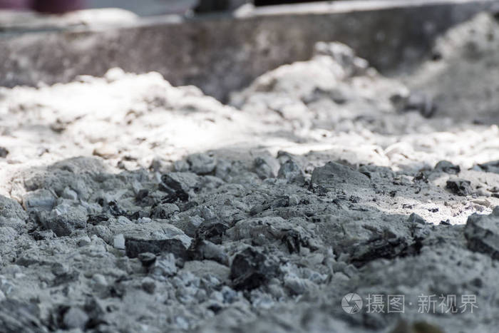 一大堆烧焦炭灰的特写