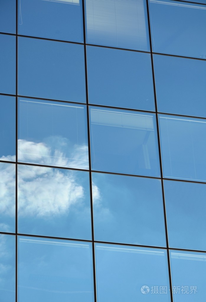 玻璃幕墙的现代办公大楼