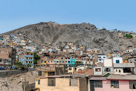 圣克里斯托瓦尔在秘鲁首都利马的圣克里斯托瓦尔山贫民窟照片