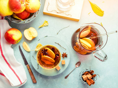 苹果酒饮料, 热鸡尾酒与肉桂棒和苹果片。茶与香料。秋天阳光明媚, 舒适的早晨心情。浪漫的气氛。顶部视图, flatlay