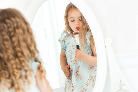 可爱的小女孩,应用构成了照镜子.小 fa照片