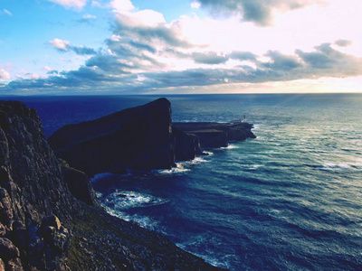 著名的看灯塔的悬崖上的 Neist 点, 崎岖和岩石海岸的西一侧的斯凯岛, 苏格兰, 英国, 欧洲