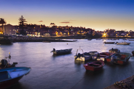 停泊渔船在海军港口, Arousa 岛, 夜间