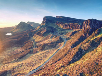 阳光明媚的早晨在 Quiraing 山脉。斯凯岛的丘陵景观, 苏格兰高地。惊险景观