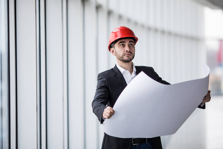 生成器工程师研究建筑, 严重的土木工程师,在建筑工地上使用的文档