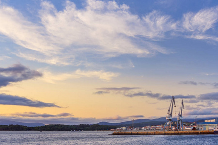 Vilagarcia de Arousa 港和 Carril 村在多云和金色的夜晚