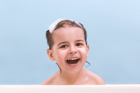 泡沫幼儿有趣的笑快乐的幼儿洗澡泡沫泡沫.小孩子在浴缸里.