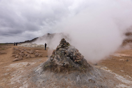 北冰岛 Hverir 地热区蒸硫喷气孔