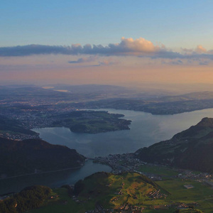 查看从湖 Vierwaldstattersee 日出山施坦瑟山