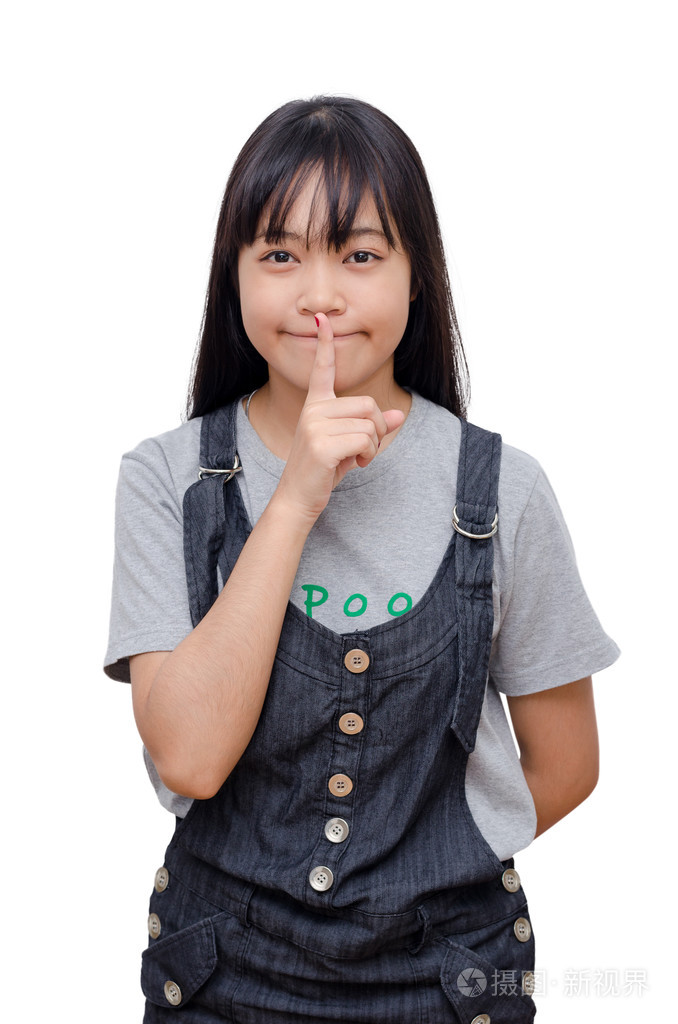 年轻女孩制作保持它安静的手势