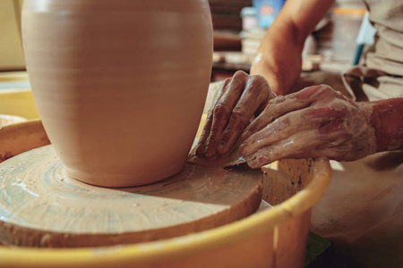 创建一个罐子或白色粘土花瓶特写。瓦罐大师人手制作粘土壶宏