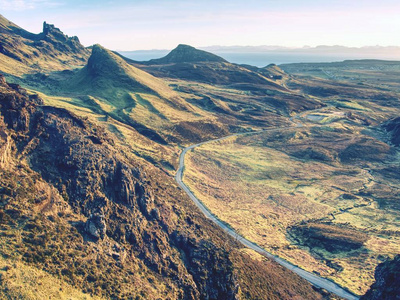 Quiraing 山日落与戏剧性的天空在苏格兰高原岛屿斯凯英国