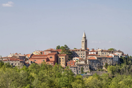 老矿业镇 Labin 位于 Istrian 东海岸附近的一座小山上。