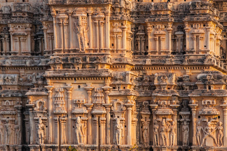 雕刻精美的印度庙墙