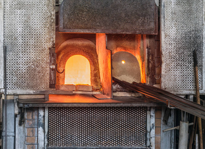 意大利威尼斯琉璃玻璃厂专用玻璃吹塑工具 烧红热炉, 使玻璃具有延展性, 铁棒 pontello。传统的意大利玻璃制作工