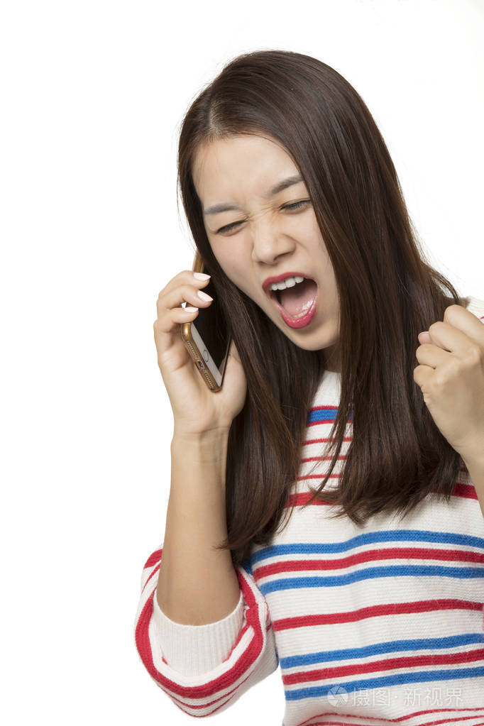 愤怒的亚洲女人谈论在白色背景上的智能手机