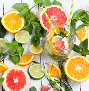 排毒水果调味的水 柠檬水 鸡尾酒饮料机充满新鲜水果净化身体和燃烧脂肪