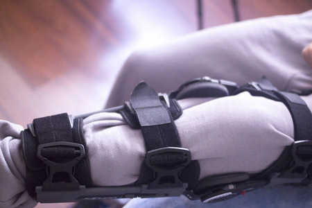 受伤的腿支撑支持照片