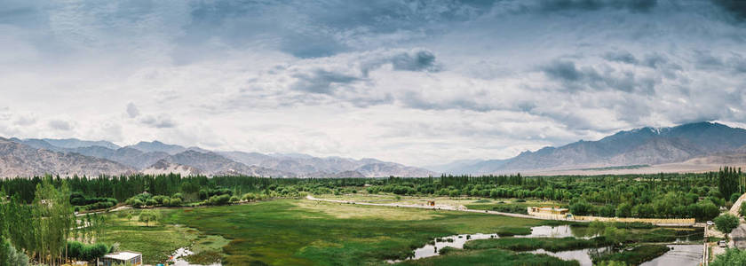 列城拉达克全景景观和绿化领域图片