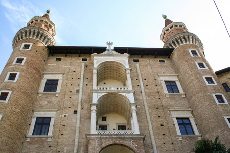 公爵宫殿 意大利 宫殿公爵, 文艺复兴时期的建筑在意大利城市乌尔比诺在广场上