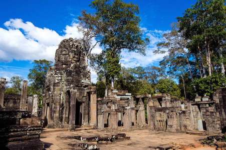 柬埔寨暹粒吴哥窟，巴戎寺与巨石面临