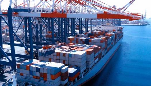 在西雅图装运港的码头上装运集装箱照片