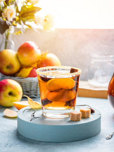 苹果酒饮料, 热鸡尾酒与肉桂棒和苹果片。茶与香料。秋天阳光明媚, 舒适的早晨心情。浪漫氛围